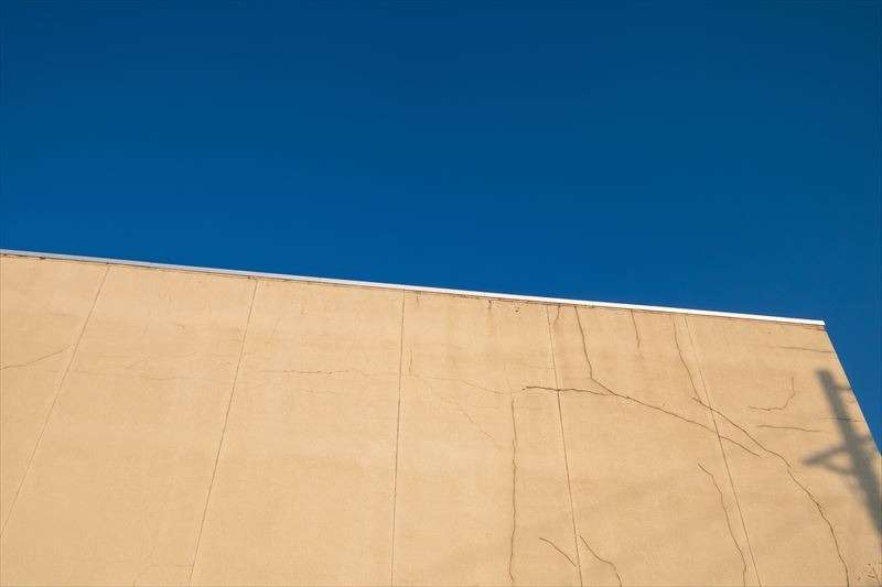 外壁塗装のひび割れの原因は？