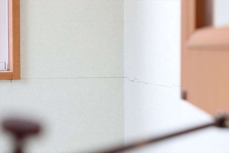 内壁のひび割れの対処法について