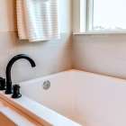 浴室塗装の剥がれを修理する方法